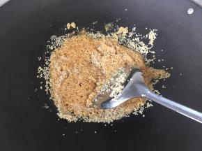 趁着热温马上速度加入白芝麻，并且用锅铲一直不断的搅动均匀然后马上关火。