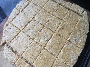 还有一点热温的时候撕掉保鲜膜，用刀切块。