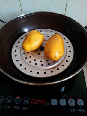 土豆放锅里蒸熟。