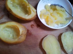 用刀切掉一点，然后挖个洞。把土豆挖些出来。