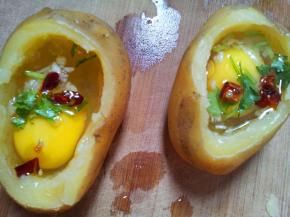 加点香菜，少量的黄油，撒上一点盐。加上切碎的大蒜沫。撒点辣椒。