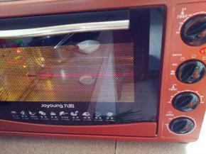 烤箱预热5分钟，上下火200度。