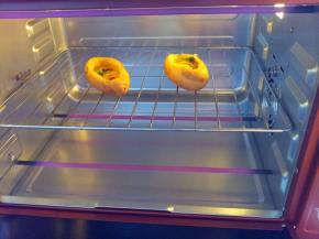 放进烤箱中层烤网上面。放进去烤15分钟。然后下火改150度。上火改180度烤5分钟即可。