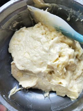 榴莲去核，捣成泥状