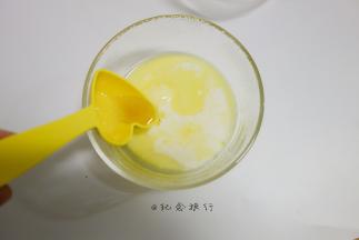 牛奶+蜂蜜+黄油混合均匀放在40度以上温水中隔水保温的备用