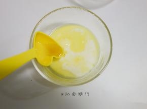 牛奶+蜂蜜+黄油混合均匀放在40度以上温水中隔水保温的备用