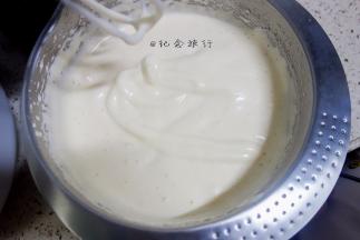 100度热水隔打蛋盆打发全蛋至画八字不消失，粘稠蓬松的状态，打蛋头能挑起一坨不易流下即可