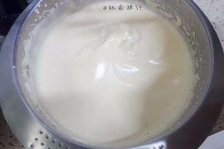 低速整理气泡，一个点一个点慢慢移动把大气泡打掉，最后面糊是非常细腻有光泽的状态