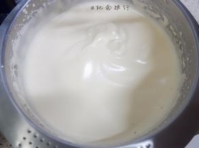 低速整理气泡，一个点一个点慢慢移动把大气泡打掉，最后面糊是非常细腻有光泽的状态