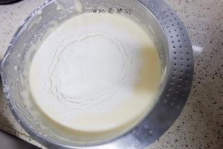 分两次筛入低粉，一直到面糊混合充分，再筛第二次