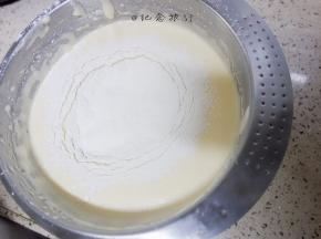 分两次筛入低粉，一直到面糊混合充分，再筛第二次