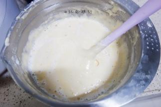 分两次筛入低粉，一直到面糊混合充分，再筛第二次