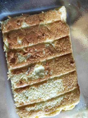 将蛋糕切与盒子大小铺上