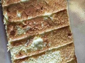 将蛋糕切与盒子大小铺上