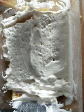 铺上奶油，再放一层蛋糕