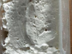 铺上奶油，再放一层蛋糕