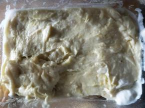 抹上一层厚厚的榴莲，再放一层蛋糕，以此类推，直到盒子九分满