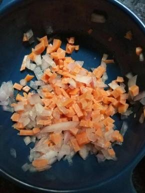 洋葱火腿切丁撒一点盐黑胡椒碎备用