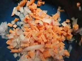 洋葱火腿切丁撒一点盐黑胡椒碎备用