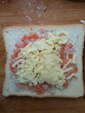 码吐司片，火腿洋葱丁，马苏里拉奶酪碎