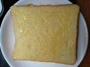 将吐司两面裹上蛋液