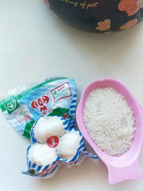 准备好材料。兰州百合一袋。大米一小碗