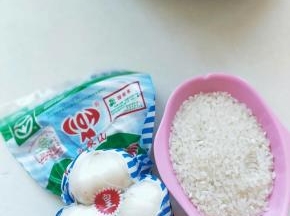 准备好材料。兰州百合一袋。大米一小碗
