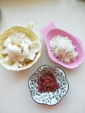 大米，枸杞洗净,百合分片清洗干净