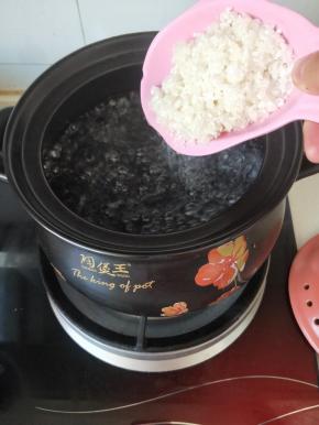 砂锅加满水烧开后加入洗干净的大米,中火熬煮.