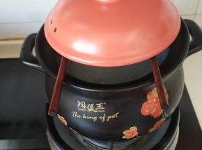 熬粥的途中砂锅放两根筷子以免溢锅。每次我都是这样砂锅煮东子很灵验额