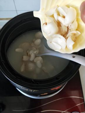 基本熬到半锅水的时候米粥就熬好了，很浓稠，放入洗净的百合，