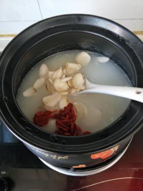 在加入枸杞煮5分钟后关火，再利用砂锅的余温焖五分钟即可食用。