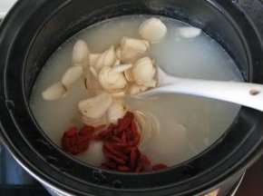 在加入枸杞煮5分钟后关火，再利用砂锅的余温焖五分钟即可食用。