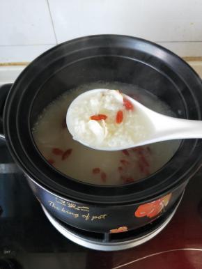 有的人煮大米粥的时候喜欢米粒熟了可以看到性状就可以，这个一般需要的时间比较短。有的人喜欢把大米煮到粥水交融难分那解的状态，我这就是粥水难分难解的状态O(∩_∩)O~。喜欢吃什么样的粥取决于自己啊。