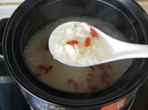 有的人煮大米粥的时候喜欢米粒熟了可以看到性状就可以，这个一般需要的时间比较短。有的人喜欢把大米煮到粥水交融难分那解的状态，我这就是粥水难分难解的状态O(∩_∩)O~。喜欢吃什么样的粥取决于自己啊。