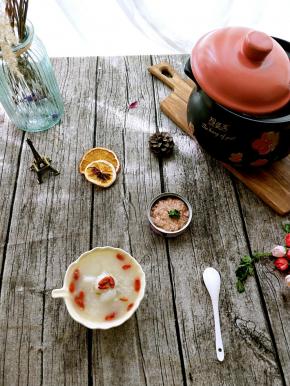 一碗清甜的百合白粥，配一罐金枪鱼罐头，美好的一天开始了。