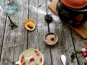 一碗清甜的百合白粥，配一罐金枪鱼罐头，美好的一天开始了。