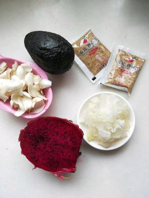 准备好材料，银耳事先泡发，百合分片，火龙果，牛油果备用