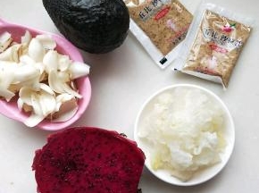 准备好材料，银耳事先泡发，百合分片，火龙果，牛油果备用