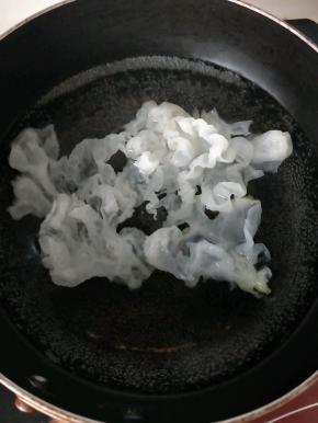 银耳用开水焯熟