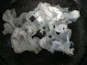 银耳用开水焯熟