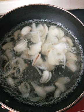 百合放入开水焯熟