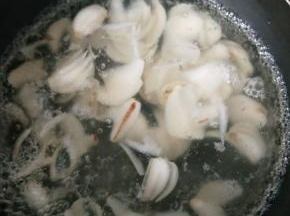 百合放入开水焯熟