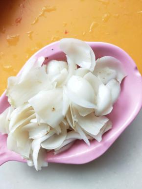 放入冷开水过一下，控干水份备用。