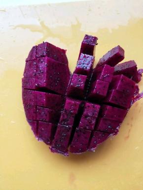 火龙果用刀划开成小块