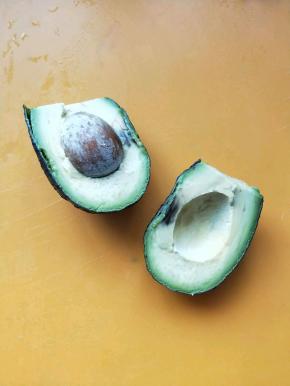 牛油果分开去核，把不好的地方去掉。