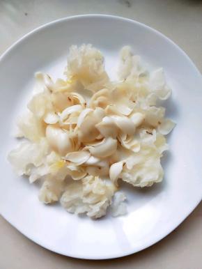 盘子里先放入银耳，中间放入百合