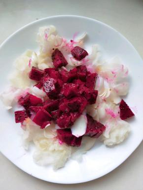 放入一半火龙果