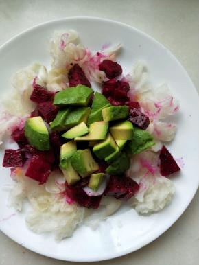 放入一半牛油果