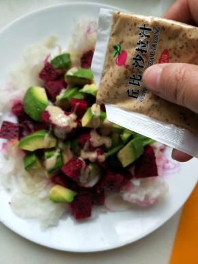 挤上一袋丘比培煎芝麻汁搅拌均匀来吃